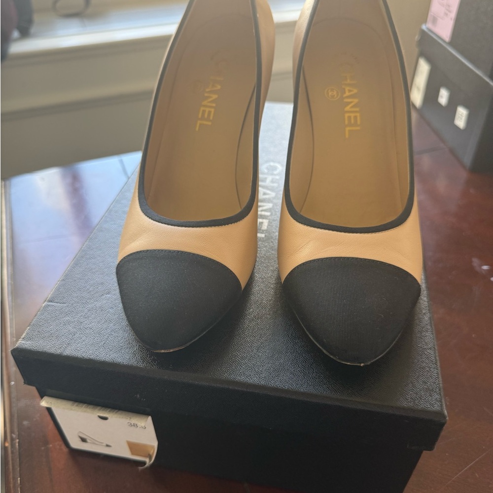 Chanel Women's Tan and Black Pumps